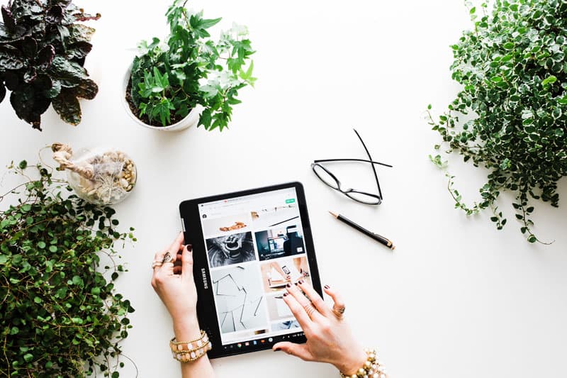 Tablette posée sur un espace de travail